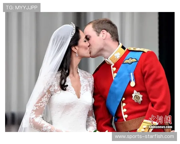 足球明星亲密互动:深情一吻点燃赛场外的浪漫与激情 足球明星亲密互动:深情一吻点燃赛场外的浪漫与激情